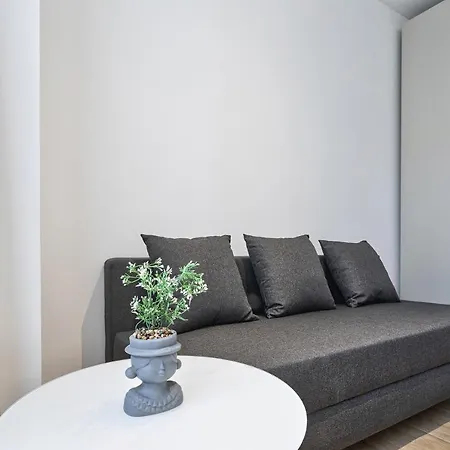 Lara's By Wonderful Italy